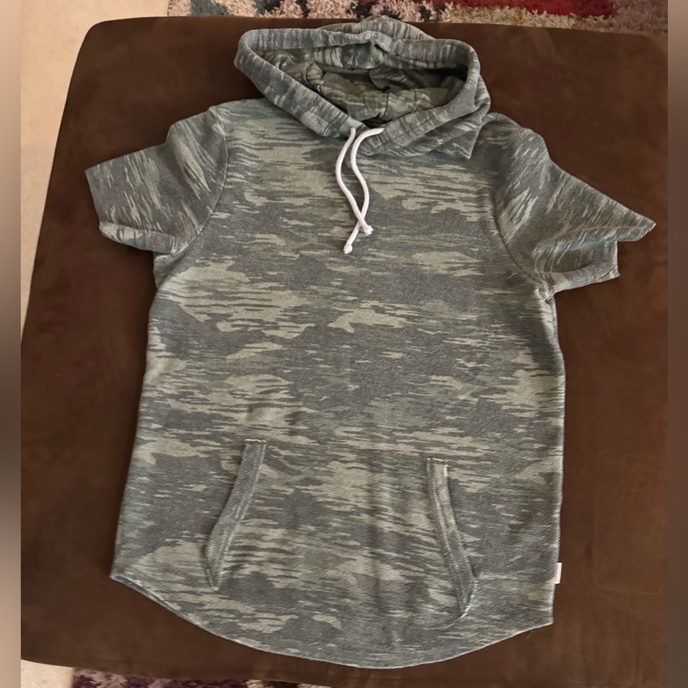 Hollister Short Sleeve Hooded Pullover in Olive Camo Sz M